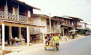 Reger Verkehr auf Houisai's Strassen, Bokeo, Laos   (11.8 K)