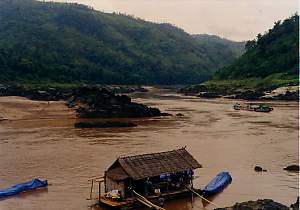 Mekong River Cruise, Houay Xai - Golden Triangle to Luang Prabang (Siam Sun Tours Chiangmai, Northern Thailand), lao703_3.jpg (11481 Byte)