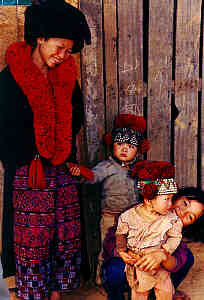 Yao-Frau mit Kindern in einem Yao-Dorf in der Provinz Chiang Rai, Nord-Thailand.